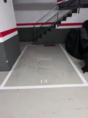 Rent Motorcycle parking in Calle de portbou 40. Alquiler para moto o coche de poca dimensión