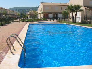Affitto Casa a schiera in Carrer del riu palància 22. Adosado con parcela en urbanización con piscina