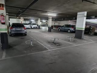 Autoparkplatz in Carrer de sant pere d'abanto 4. Se venden 3 plazas de garaje (coche grande/furgoneta)