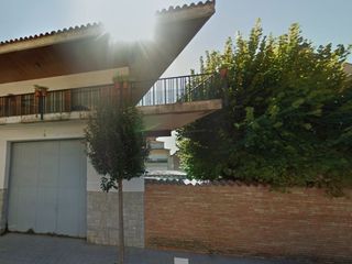 House in Carrer fontordera 9. Casa con parking para 10 coches y 2 motos