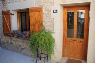 Casa adossada a Travessera de l 'església 10. Casa de dues plantes i garatge per a moto