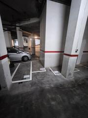 Rent Motorcycle parking in Carrer de sant antoni maria claret 57. Se alquila plaza para moto grande
