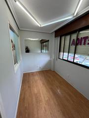 Lloguer Local Comercial a Avenida menéndez pelayo 32a. Perfecto para uñas esculpidas, oficina, esteticien