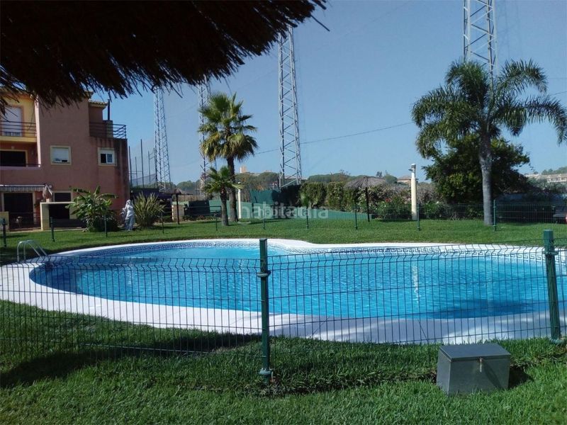 Foto 0aef47a3-1524-46bc-ace1-b66a4fca97ac. Rent semi detached house in avenida de las cumbres 31 in Islantilla