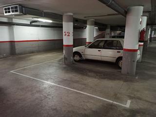 Location Parking voiture à Carrer dels marquesos de barberà 31. Gran parking sin vecino en lado del conductor