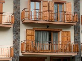 Miete Dreistöckige Wohnung in Carrer llevant 1. Casa espaiosa i molt còmode en comunit de 5 veïns