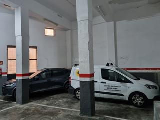 Parking coche en Carrer de costa i cuxart 6. Parking plaza doble