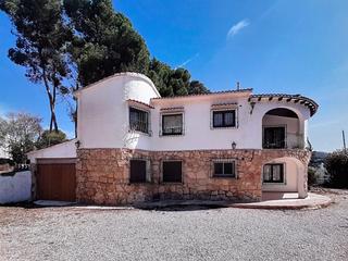 Chalet à Calle abeto 5. Espectacular villa con terreno de 4.800m2