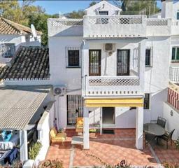 Casa adosada en Urbanización mijas jardín 3. Casa de 3 plantas bien ubicada