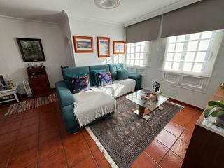 Casa aparellada a Calle carrera del escultor estévez 15. Para entrar a vivir, no le falta ni la vajilla.