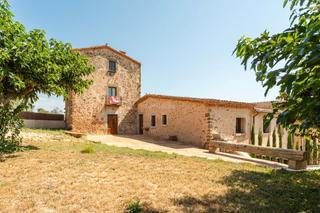 Masia a Plaça st iscle 1. Torreón del siglo xvi en el baix empordà