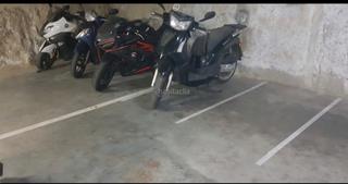 Rent Motorcycle parking in Carrer de veneçuela 15. Parking amplio moto