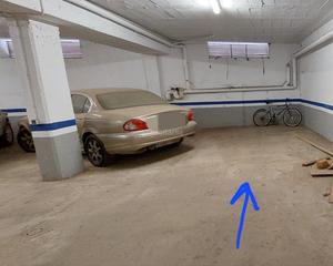 Aparcament cotxe a Carrer arboló 1. Plaza de parquing grande solo 4 vecinos