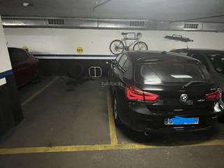 Rent Car parking in Carrer de mendel 5. Plaza de parking para coche mediano con vigilancia