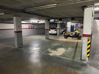 Aparcament cotxe a Carrer de sant hermenegild 20. Parking coche mediano