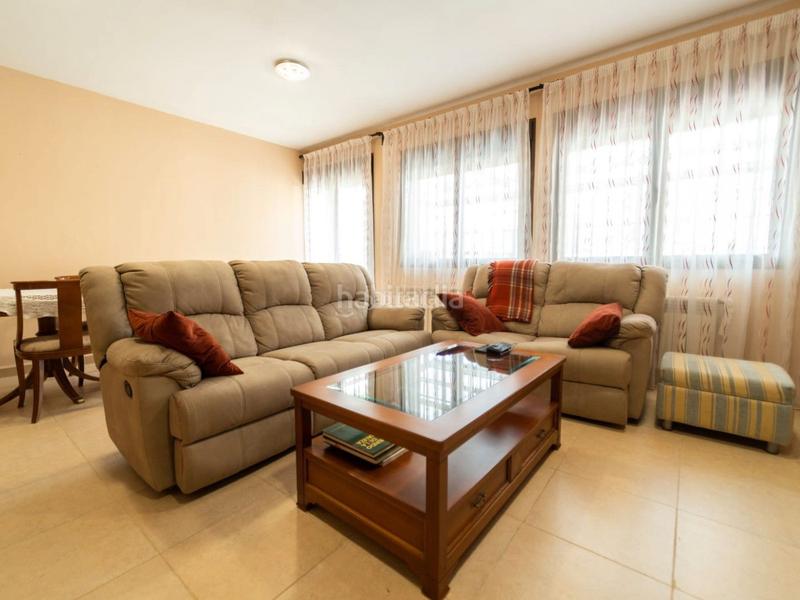 Foto 0881f967-eaf5-4d76-abda-b2d2b81600a9. Casa adossada a calle vellón 40 a Peñagrande Madrid