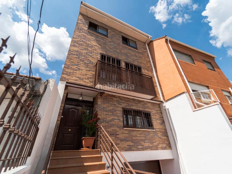 Foto b19d5d0a-1977-4245-92a4-5a7911a8879e. Casa adossada a calle vellón 40 a Peñagrande Madrid