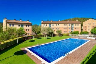 Piso en Carrer pere calders 10. Piso con vistas a la montaña y piscina comunitaria