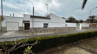 Xalet a Carrer canal 10. Casa de pueblo con nave industrial