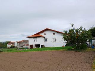 Maison jumelée à Barrio sámano 203. Sámano / barrio sámano