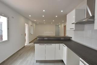Semi detached house in Carrer castillejos 2. Precioso adosado completamente refomado de 3 hab