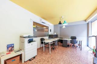 Local Comercial a Carrer de piquer 28. Amplio local comercial con patio de 570m2 privado