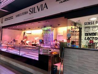 Local commercial à Carrer de verdi 202. Charcuteria en gracia funcionando, para 2 familias