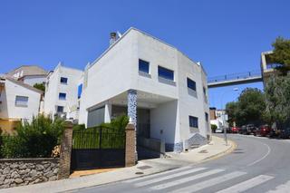 Aparcament cotxe a Calle fátima 4. Amplia cochera con acceso directo más trastero