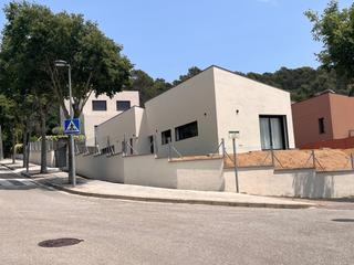 Maison à Carrer de les heures 1. Casa esquinera de reciente construcción
