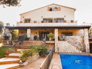 Casa a Carrer rec 13. Casa unifamiliar en venta