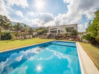 Casa en Carrer romaní 271. Villa moderna, grande y confortable con vistas inmejorables