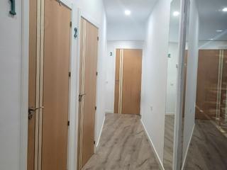 Rent Business premise in Calle gerardo diego 3. Sala en local compartido . actividad parasanitaria y estetica