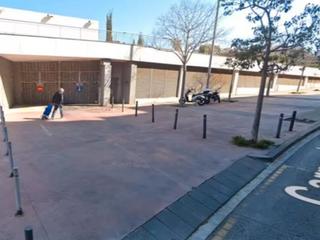 Aparcament cotxe a Carrer de i'escultor clarà 85. Parking con trastero en badalona