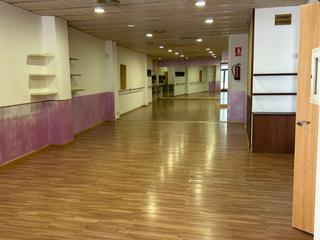 Lloguer Local Comercial a Carrer ponent 44. Local muy grande en alquiler