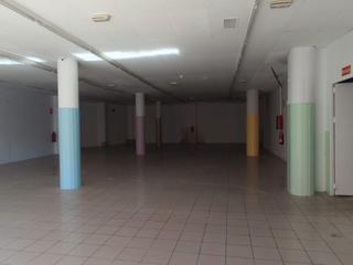 Affitto Locale commerciale in Parroco carmelo rodriguez 8. Alquilo local acondicionado zona san claudio