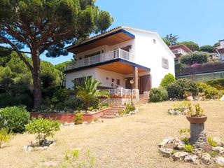 Casa en Avinguda josep tarradelles 23. Casa con piscina, magníficas vistas y sol todo el día