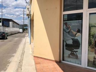 Lloguer Local Comercial a Partida la vila 11e. Local comercial disponible junto al supermercado family cash de