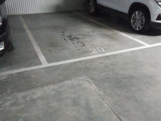 Location Parking voiture à Garellano 2. Parcela de garaje grande ,vigilante, nivel puerta de entrada.