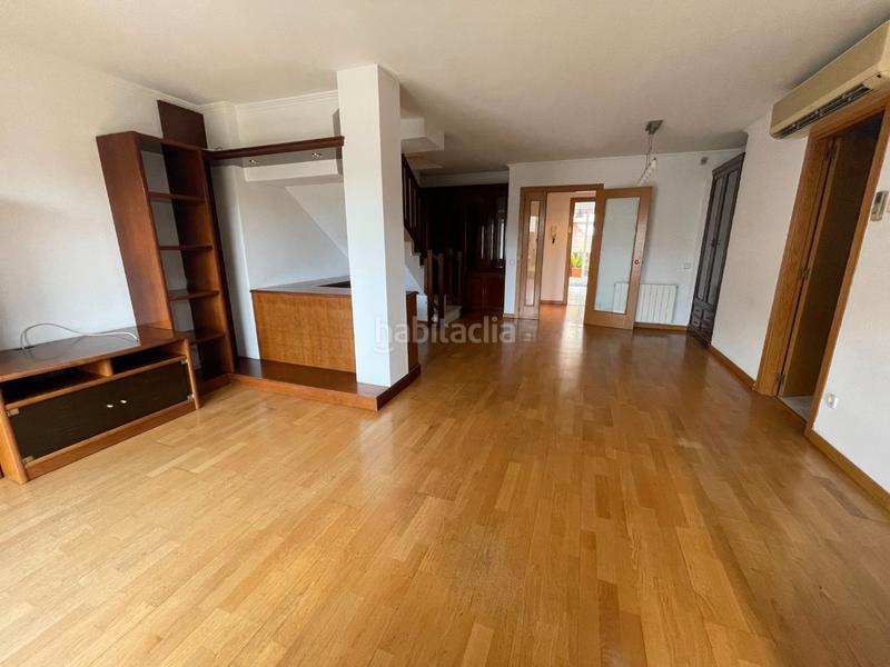 Foto 73490b22-3571-40e3-a150-71ef3cb1721a. Alquiler dúplex en països catalans 6-12 preciós duplex amb jardí. tipus casa adosada . a 2 min de st cugat /hgc . lloguer llarga durada- disponible a partir d'octubre en Rubí