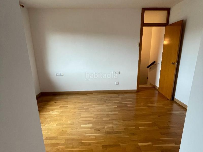 Foto ca9bf601-10bd-41e8-abb2-f756690d4ed9. Alquiler dúplex en països catalans 6-12 preciós duplex amb jardí. tipus casa adosada . a 2 min de st cugat /hgc . lloguer llarga durada- disponible a partir d'octubre en Rubí
