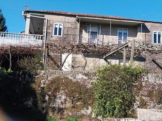 Casa a Laxoso de abaixo 30. Casa con muchas posibilidades.