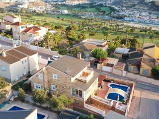 Casa en Calle apolo 5. Impresionante chalet de 4 dormitorios y 4 baños ofrece un estilo