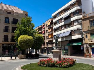 Piso en García pavón 12. Amplio piso de 4 dormitorios con garage y trastero en zona centr