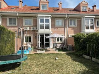 Casa adossada a Calle magallanes 25. Vive en la zona más tranquila de la vega
