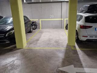 Car parking in Carrer de maría cinta amigó 7. Plaza parking para coche grande entre columnas