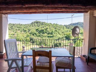 Casa aparellada a Sant antoni maria claret 8. Casa de poble al centre del poble encantador de mura