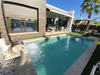 Casa en Calle tamarindo 25. Detached modern single-storey villa for sale in vistabella golf