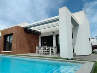 Casa en Calle tamarindo 22. Villa moderna de una planta en venta en vistabella golf