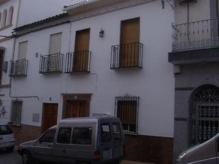 Casa aparellada a Calle de la plazuela 23. Casa familiar, totalmente reformada, amueblada y lista para vivi