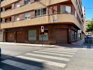 Local Comercial a Calle hernán cortés 12. Extraordinario local en esquina